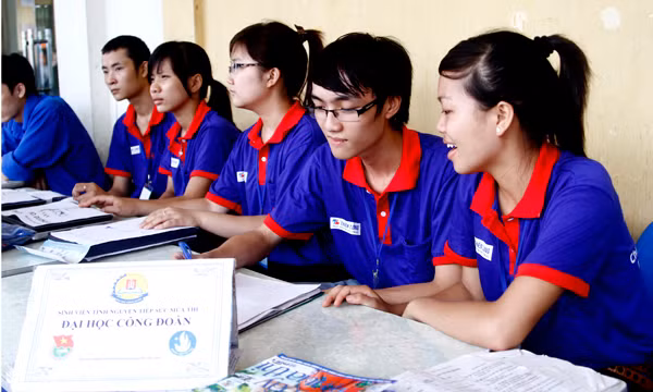 Đội Sinh viên tình nguyện của trường Đại học Công Đoàn tại bến xe Giáp Bát