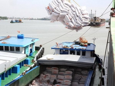 Bốc xếp gạo xuất khẩu tại cảng Sài Gòn. Ảnh: Đình Huệ(TTXVN)