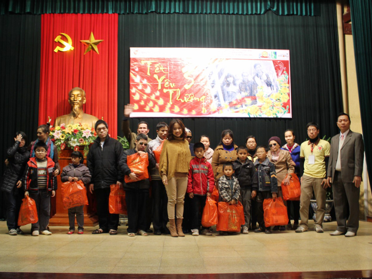 Thanh Vân hugo, ca sĩ Triệu Trang cùng đại diện nhà tài trợ trao những suất quà ý nghĩa đến những người có hoàn cảnh đặc biệt khó khăn. Thanh vân hugo, ca sĩ Triệu trang cùng đại diện nhà tài trợ đã trao những suất quà ý nghĩa đến những người có hoàn cảnh đặc biệt khó khăn