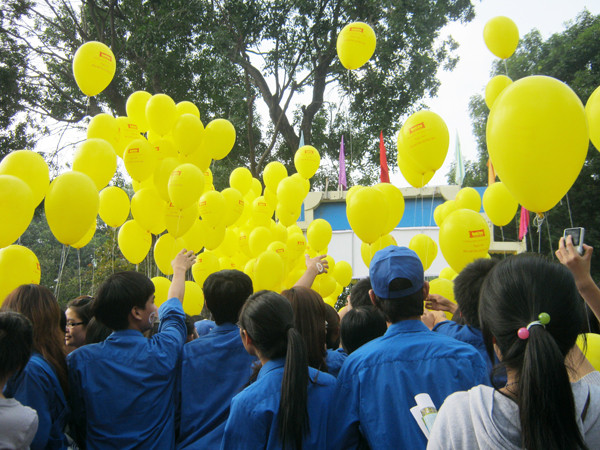 Các bạn trẻ cùng thả bóng ước mơ