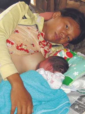 Sản phụ Lư Thị Lụa cho con bú sau hơn 3 ngày bị đẻ rớt ngoài đường