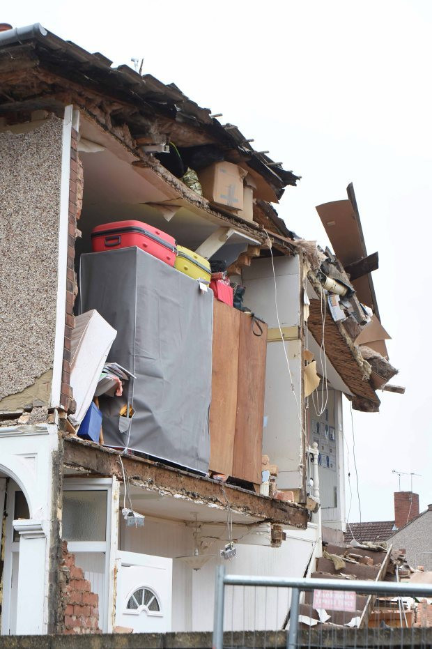 Sau tiếng động lớn như bom, nửa ngôi nhà bỗng chốc đổ sập ảnh 2