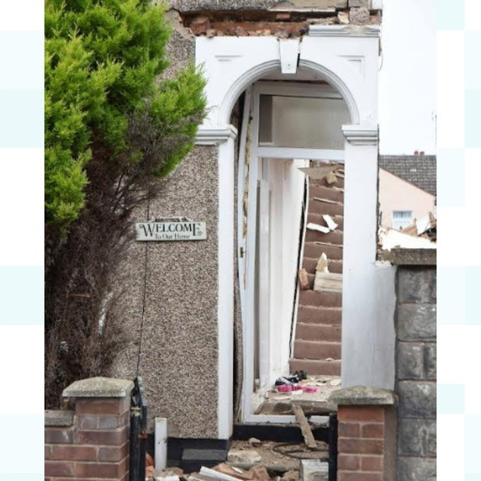 Sau tiếng động lớn như bom, nửa ngôi nhà bỗng chốc đổ sập ảnh 1