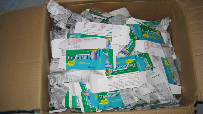 Thuốc Denausal - có chỉ định điều trị viêm mũi dị ứng và cảm cúm thông thường, do Công ty CP dược Vacopharm (Long An) sản xuất - bị thu gom về chiết tách lấy lại tiền chất PSE để tổng hợp thành ma túy “đá” - Ảnh cơ quan công an cung cấp