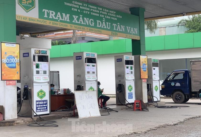 Cây xăng thông báo: Hết xăng, còn dầu.