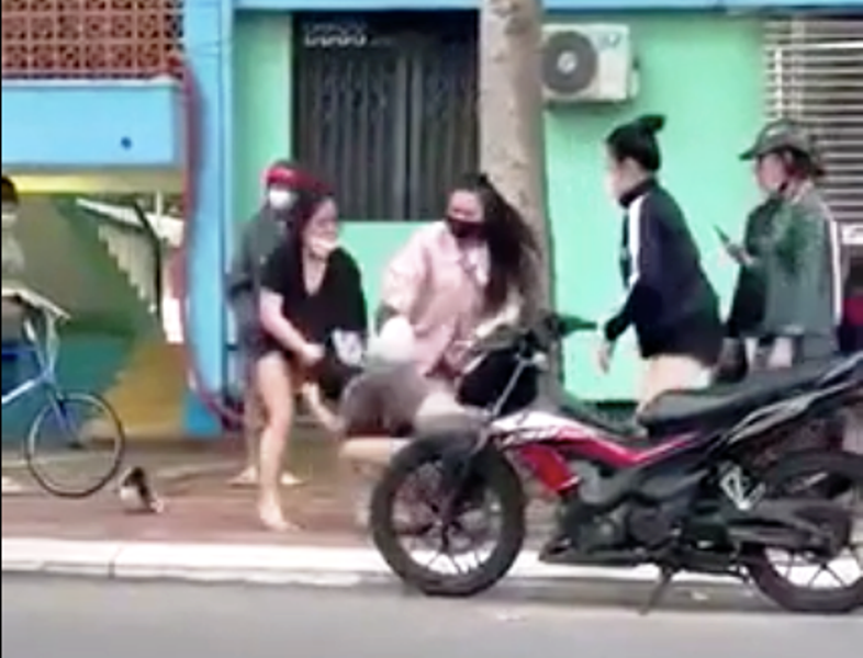 Em U. bị đánh bằng mũ bảo hiểm. Em U. bị đánh bằng mũ bảo hiểm.