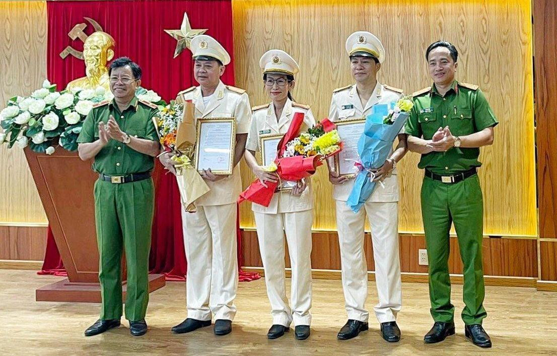 Lãnh đạo Công an TPHCM trao quyết định điều động, bổ nhiệm cho các cán bộ chủ chốt. Ảnh: Công an TPHCM Lãnh đạo Công an TPHCM trao quyết định điều động, bổ nhiệm cho các cán bộ chủ chốt. Ảnh: Công an TPHCM