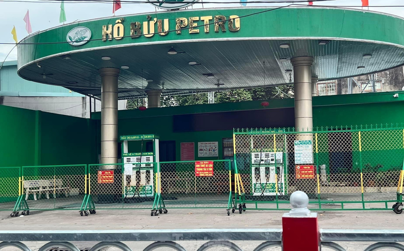 Theo ghi nhận của Tiền Phong, trưa 10/10, nhiều cây xăng tại TP Thủ Dầu Một, Thuận An, thị xã Tân Uyên, TP. Dĩ An… để biển hết xăng, có điểm mở bán nhưng thông báo mỗi phương tiện xe máy chỉ đổ từ 20.000 - 50.000 đồng/lượt. Các cây xăng này lý giải do "hết hàng" hoặc "chưa kịp nhập hàng". Hiện có ít nhất 20 cửa hàng kinh doanh xăng, dầu ở Bình Dương để biển tạm ngưng, hoặc hết xăng.