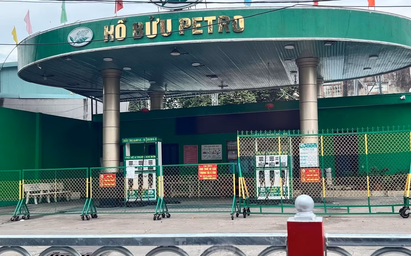 Theo ghi nhận của Tiền Phong, trưa 10/10, nhiều cây xăng tại TP Thủ Dầu Một, Thuận An, thị xã Tân Uyên, TP. Dĩ An… để biển hết xăng, có điểm mở bán nhưng thông báo mỗi phương tiện xe máy chỉ đổ từ 20.000 - 50.000 đồng/lượt. Các cây xăng này lý giải do "hết hàng" hoặc "chưa kịp nhập hàng". Hiện có ít nhất 20 cửa hàng kinh doanh xăng, dầu ở Bình Dương để biển tạm ngưng, hoặc hết xăng.