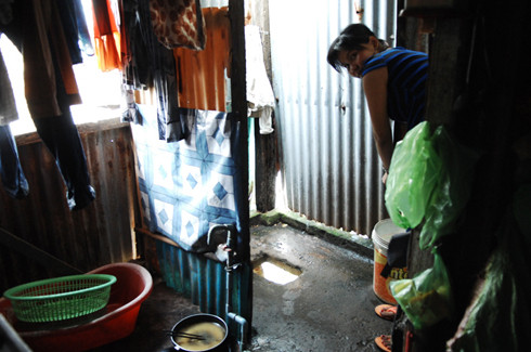 Mùa nước dâng cao (tháng 8-10), các gia đình ở khu này sợ nhất lúc tàu ghe chạy qua, bởi nước sẽ tạt ướt hết sàn nhà, rất nhiều gián và côn trùng sẽ bò lên