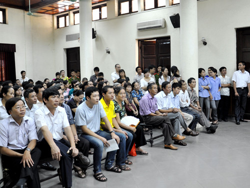 Hàng trăm người đến theo dõi phiên tòa. Phòng xử lớn nhất của TAND Hà Nội không còn ghế trống. Nhiều người phải đứng theo dõi - Ảnh: Bảo Thắng