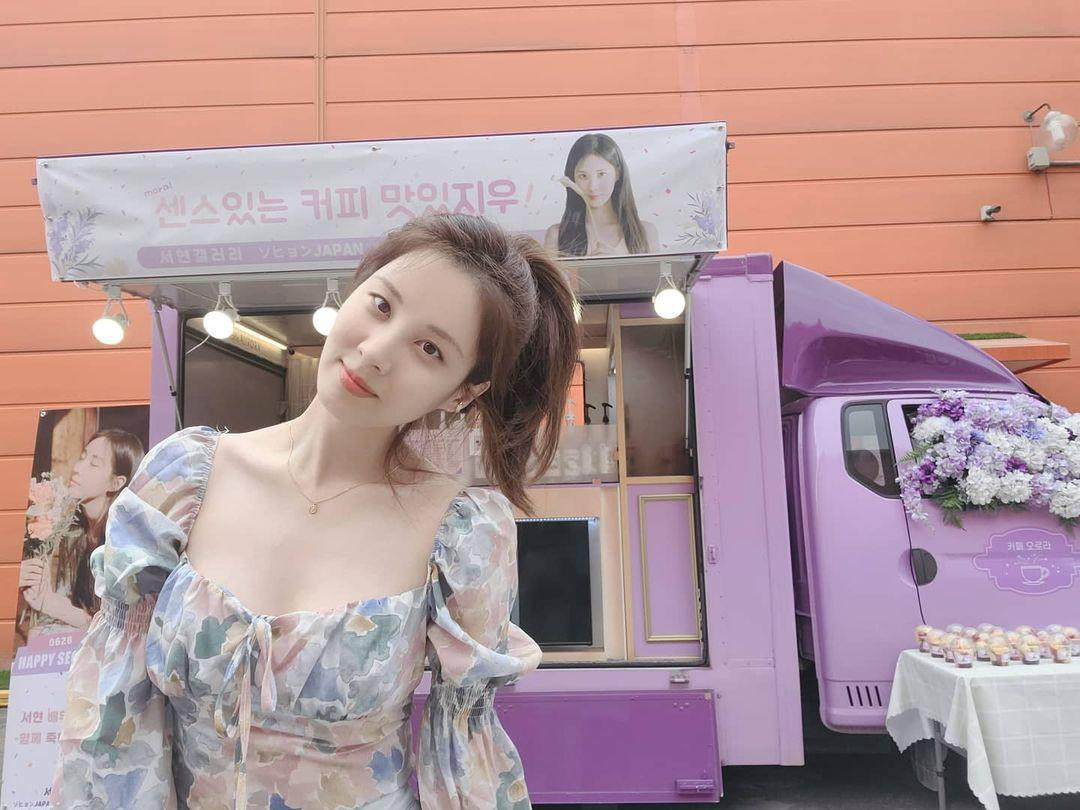 Seohyun thường xuyên đăng tải các hình ảnh xinh đẹp bên cạnh những xe cà phê được fan gửi đến phim trường.