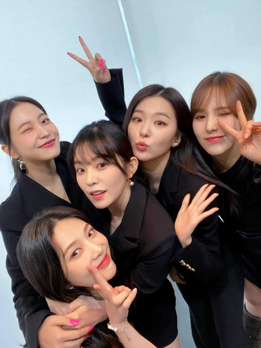 Các thành viên Red Velvet rất nhiệt tình spoil thông tin về bài hát mới cho người hâm mộ. Các thành viên Red Velvet rất nhiệt tình spoil thông tin về bài hát mới cho người hâm mộ.