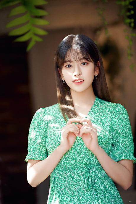 Ahn Yujin sở hữu visual diễn viên và được kỳ vọng sẽ lấn sân diễn xuất trong tương lai.