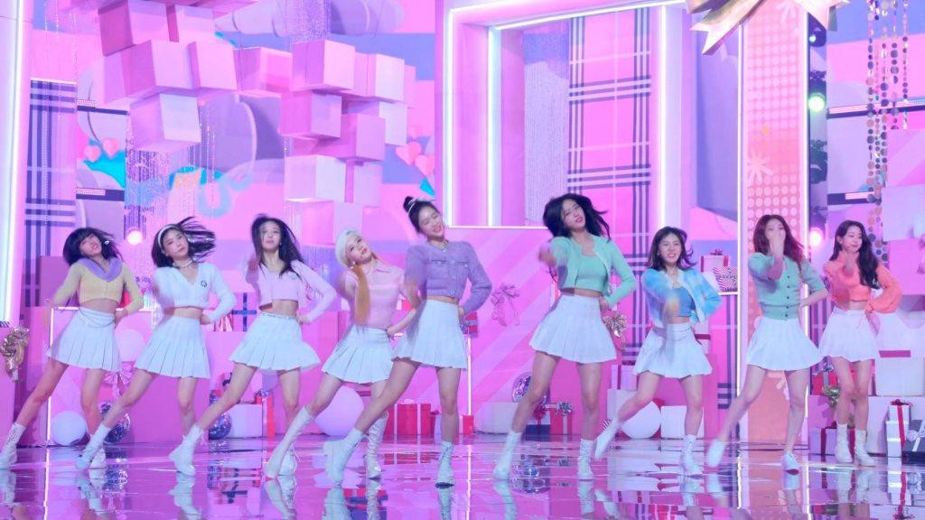 Jang Wonyoung mắc lỗi vũ đạo khiến đội hình thiếu sự đồng đều. Jang Wonyoung mắc lỗi vũ đạo khiến đội hình thiếu sự đồng đều.