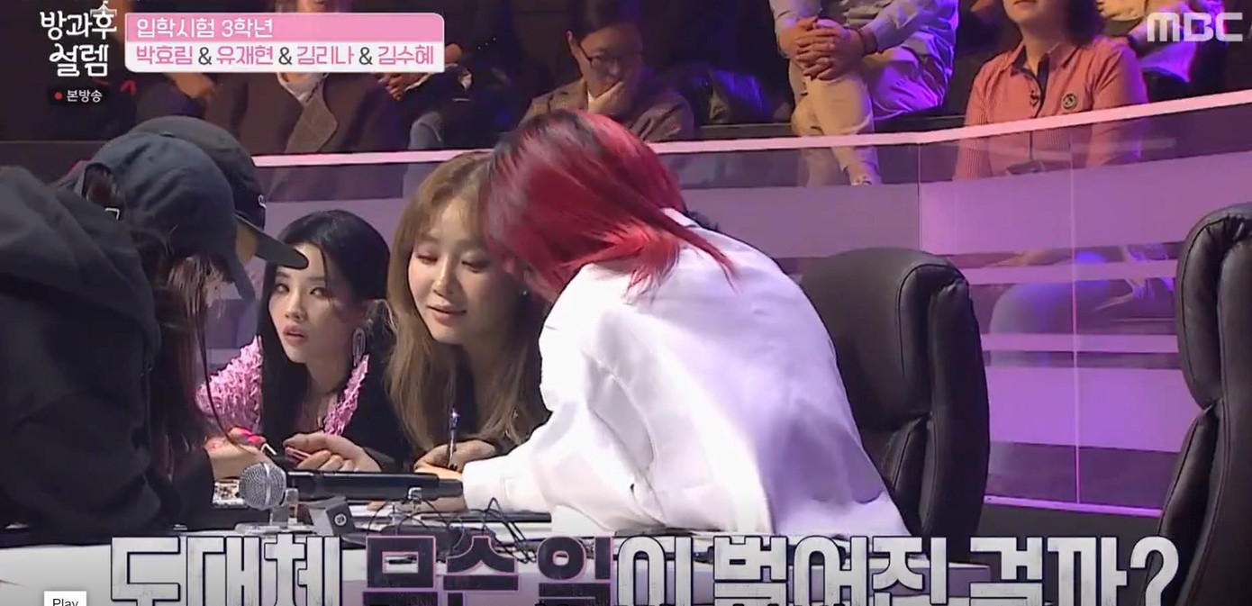 Cuộc họp khẩn cấp giữa các giáo viên chủ nhiệm và đại diện nhà sản xuất.