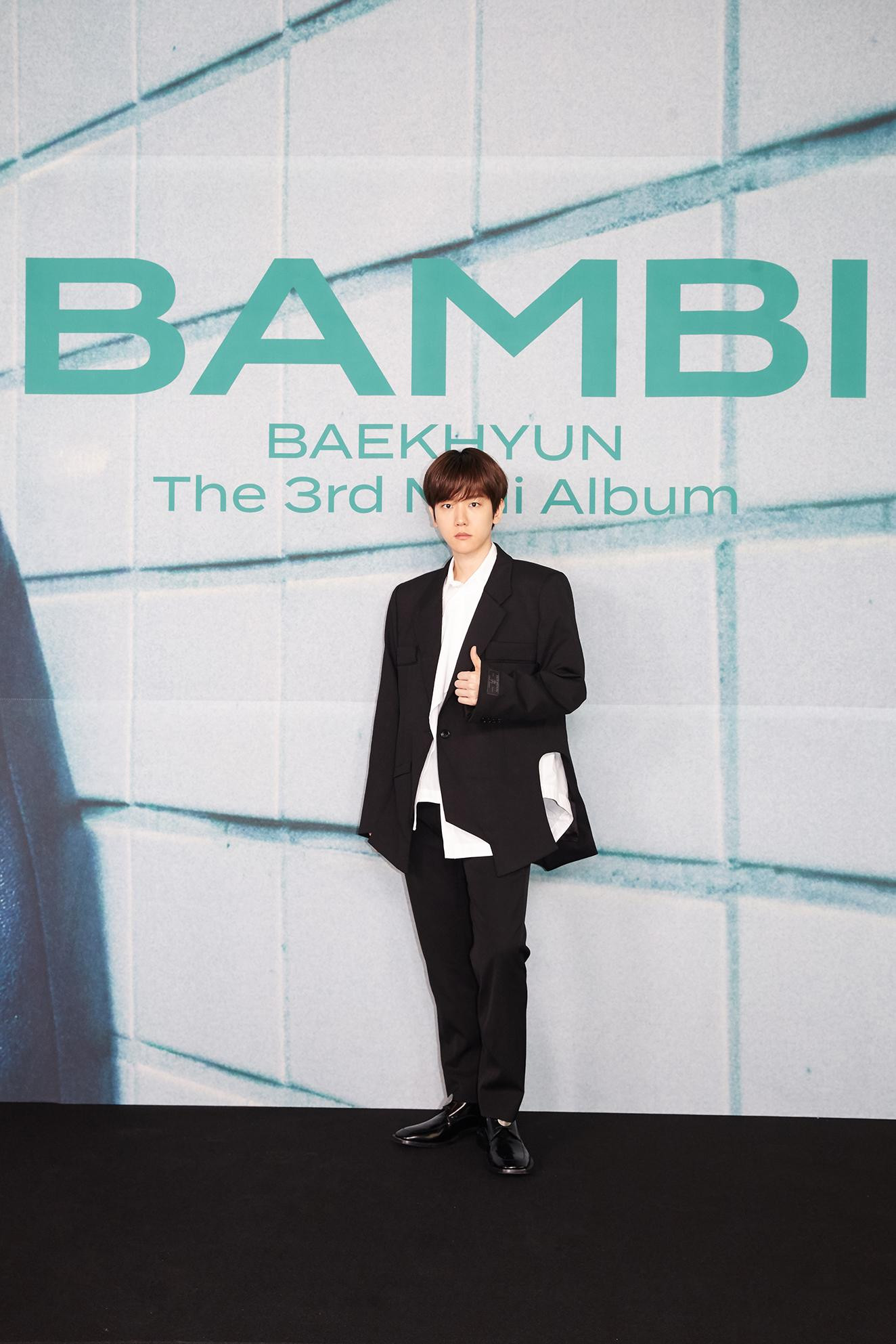 Baekhyun xuất hiện vô cùng điển trai tại họp báo ra mắt mini album solo thứ 3