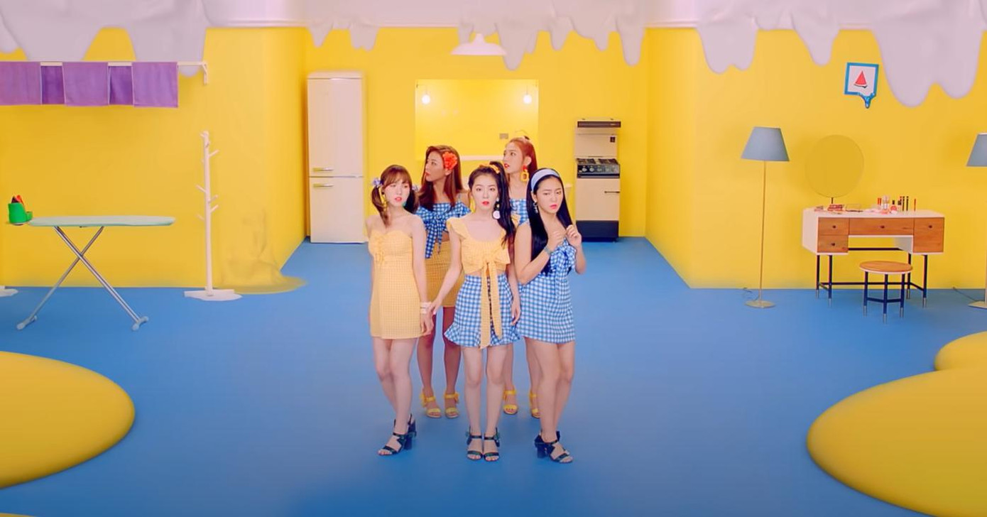 Hình ảnh các chất nhầy chảy ra trong MV Savage khiến fan liên tưởng tới Power Up của Red Velvet.