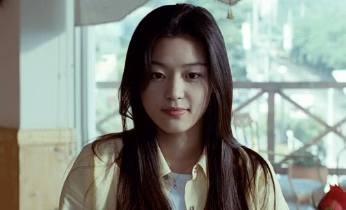Jeon Ji Hyun trở thành biểu tượng nhan sắc ở tuổi đôi mươi.