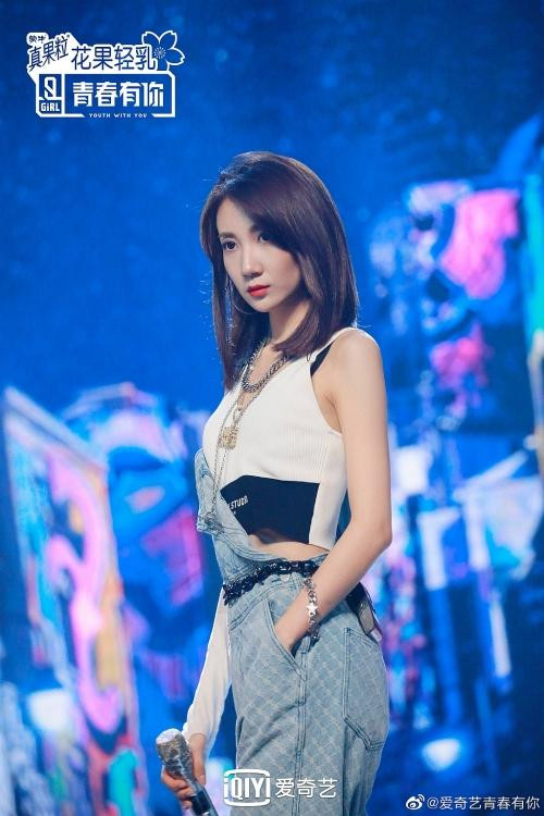 Nãi Vạn đang là nữ nghệ sĩ solo có sự nghiệp nổi bật tại thị trường Trung Quốc.