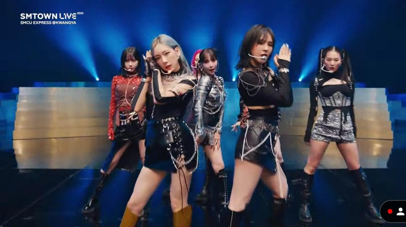 Sân khấu đầu tiên của GOT cùng ca khúc &quot;Step Back&quot;.