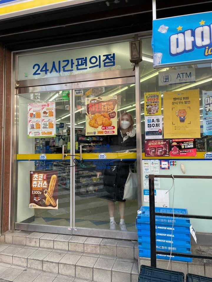 Hình ảnh J bị nhốt trong cửa hàng tiện lợi do thành viên cùng nhóm chụp lại. Hình ảnh J bị nhốt trong cửa hàng tiện lợi do thành viên cùng nhóm chụp lại.