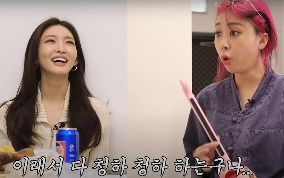 Lee Youngji cũng tỏ ra thích thú trước cách bày tỏ quan điểm đầy tuyệt vời của Chungha. Lee Youngji cũng tỏ ra thích thú trước cách bày tỏ quan điểm đầy tuyệt vời của Chungha.