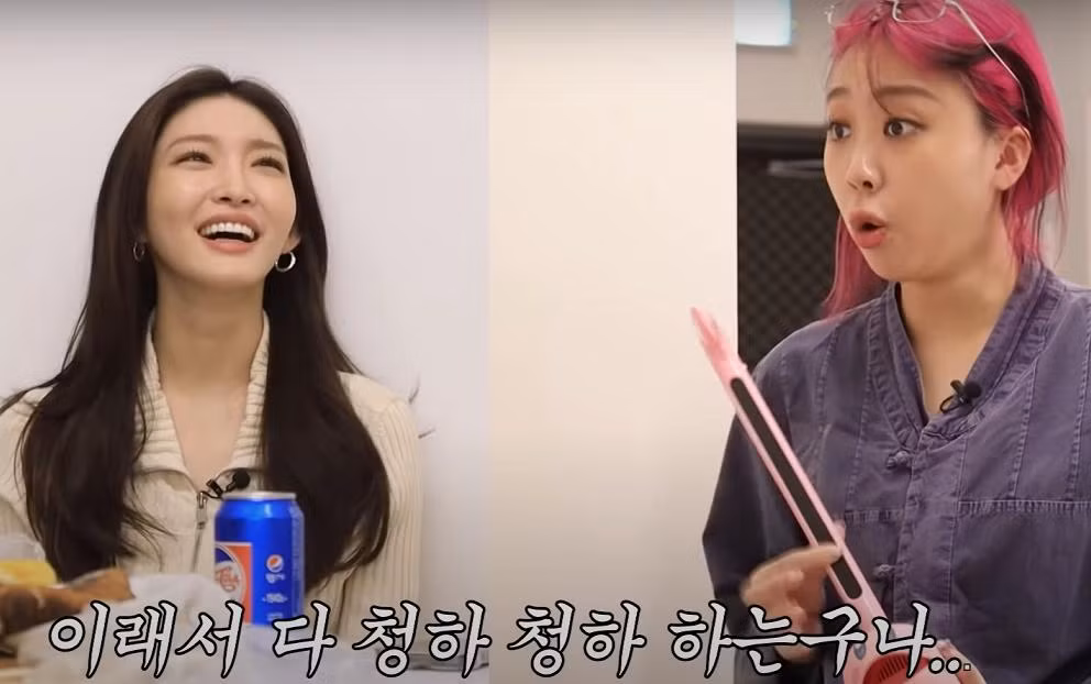 Lee Youngji cũng tỏ ra thích thú trước cách bày tỏ quan điểm đầy tuyệt vời của Chungha.