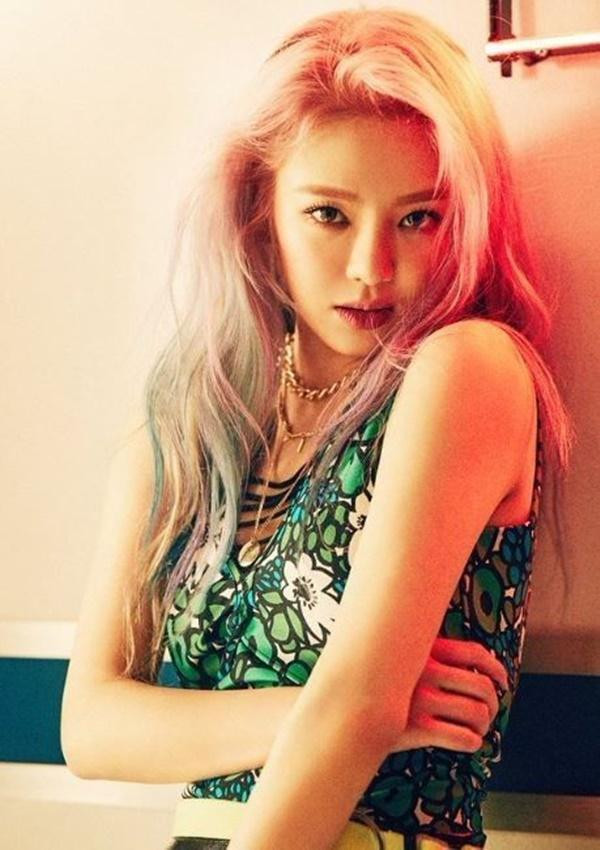Hyoyeon đổi nghệ danh thành DJ HYO để theo đuổi sự nghiệp DJ và dòng nhạc EDM thời thượng. Hyoyeon đổi nghệ danh thành DJ HYO để theo đuổi sự nghiệp DJ và dòng nhạc EDM thời thượng.