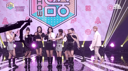 IVE bị tố không cúi chào các MC tại các sân khấu âm nhạc cuối tuần. IVE bị tố không cúi chào các MC tại các sân khấu âm nhạc cuối tuần.