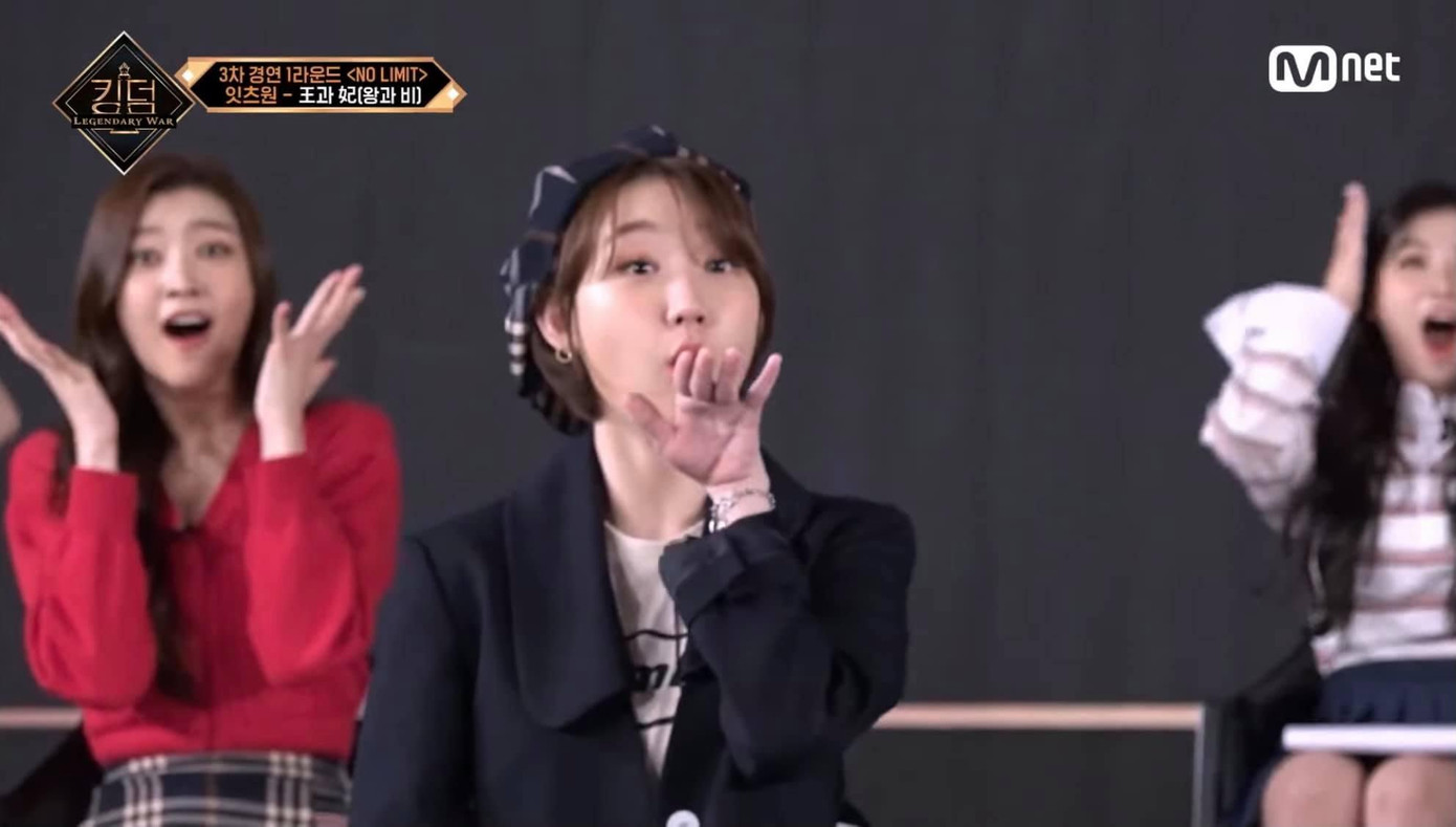 Còn những idol trẻ thì trông như đi concert idol với biểu cảm bị cho là khá lố, gây khó chịu. Còn những idol trẻ thì trông như đi concert idol với biểu cảm bị cho là khá lố, gây khó chịu.