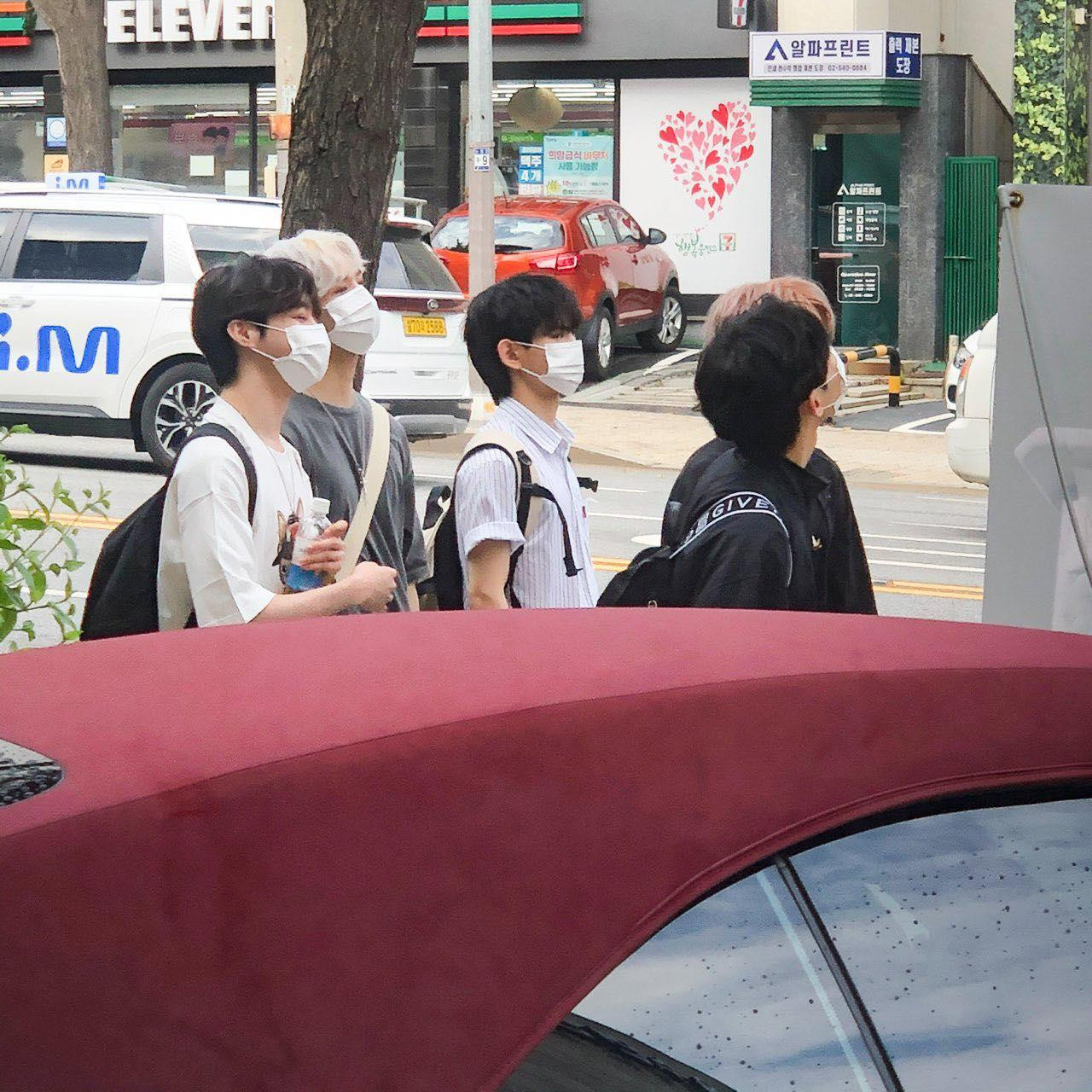 Dàn thực tập sinh nhà Yuehua bất ngờ xuất hiện trên phố. Dàn thực tập sinh nhà Yuehua bất ngờ xuất hiện trên phố.