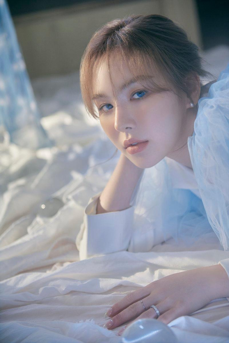 Album Like Water đầy tinh tế, lãng mạn nhưng vẫn đầy thông điệp an ủi tâm hồn người nghe