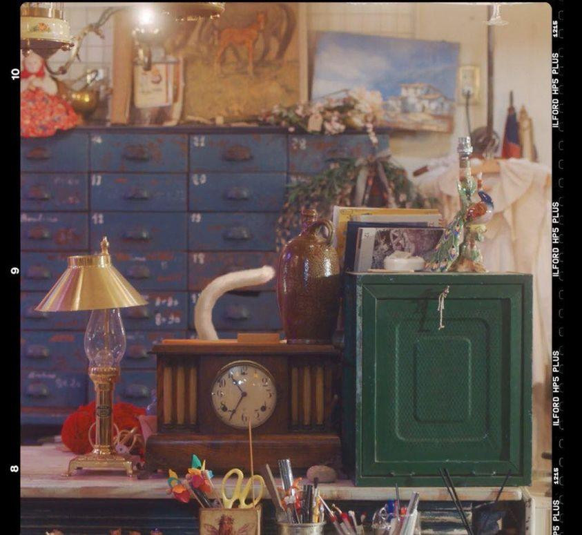 Kim đồng hồ chỉ 11h35, trùng thời điểm Yeri trở thành thành viên thứ 5 của Red Velvet.