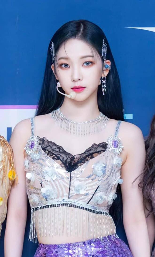 Karina từng bị chỉ trích vì scandal nói xấu tiền bối và thực tập sinh trước khi debut.