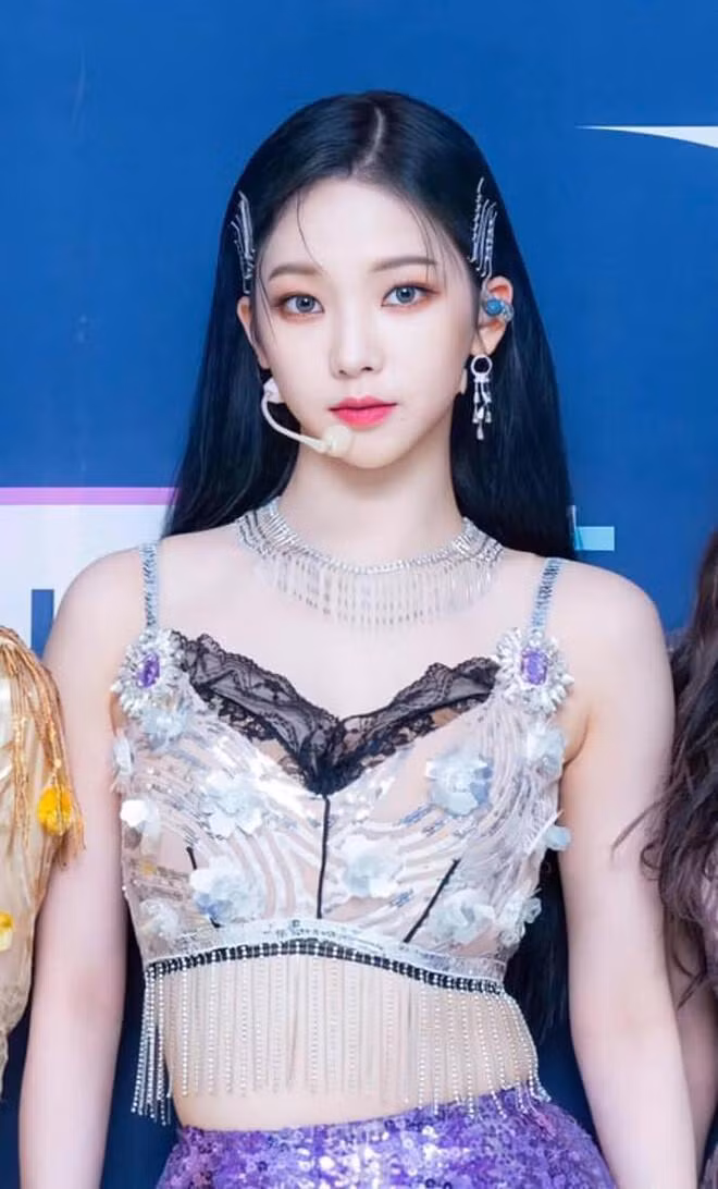 Karina từng bị chỉ trích vì scandal nói xấu tiền bối và thực tập sinh trước khi debut.