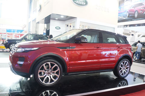 Land Rover trưng bày những chiếc xe nổi bật, như Range Rover, Evoque 2012