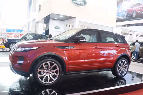 Land Rover trưng bày những chiếc xe nổi bật, như Range Rover, Evoque 2012