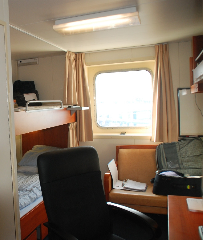 Phòng ngủ tuy nhỏ nhưng cũng sạch sẽ, ngăn nắp