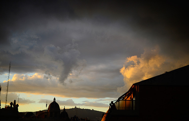 Một cặp tình nhân đứng trên ban công xem mọi người biểu tình ở Barcelona, Tây Ban Nha, phản đối chính sách cắt giảm kinh phí dành cho giáo dục của chính phủ