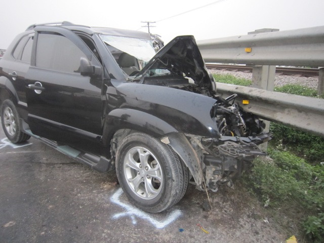 Chiếc xe con nát bét đầu sau vụ tai nạn