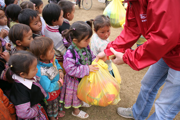 Tặng quà và lì xì năm mới cho các em học sinh