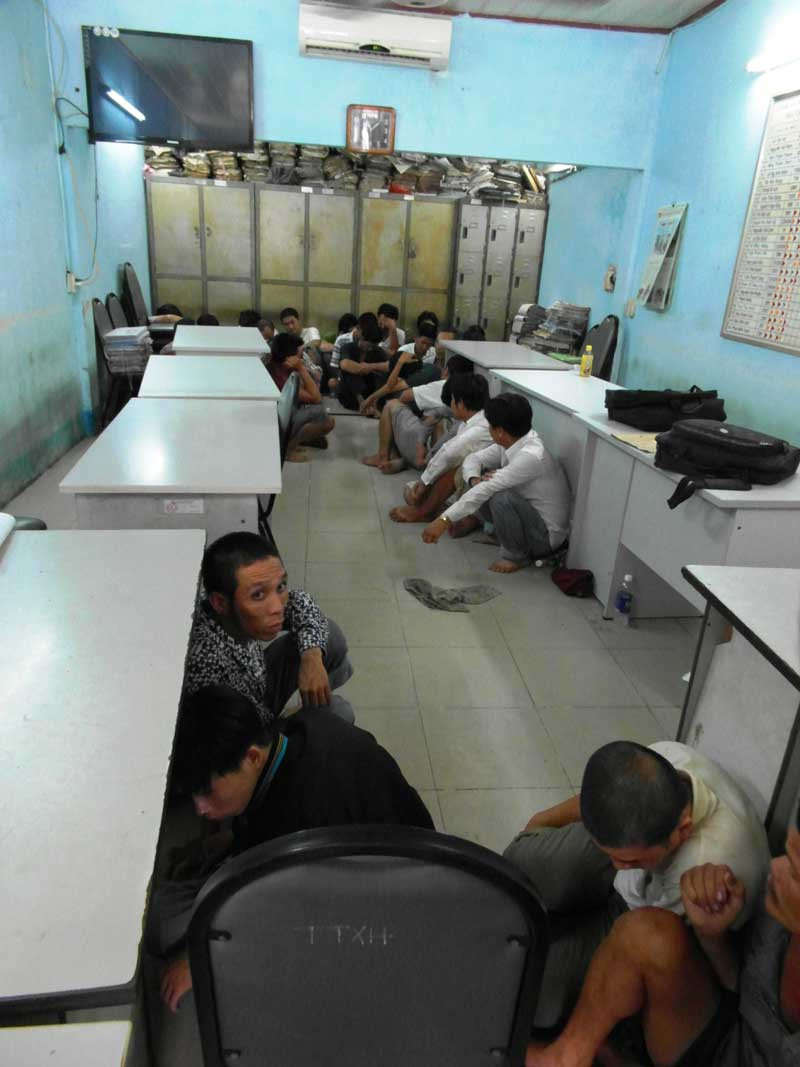 37 con bạc đang bị giam giữ tại cơ quan công an. 37 con bạc đang bị giam giữ tại cơ quan công an