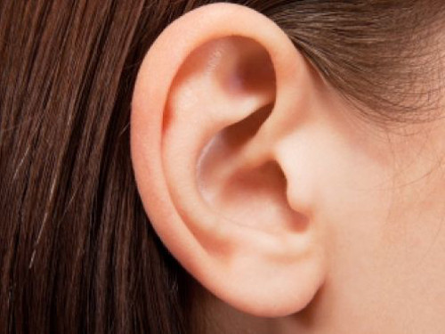 Người phụ nữ nghe mọi âm thanh trừ tiếng nói. Ảnh minh họa: Fox News