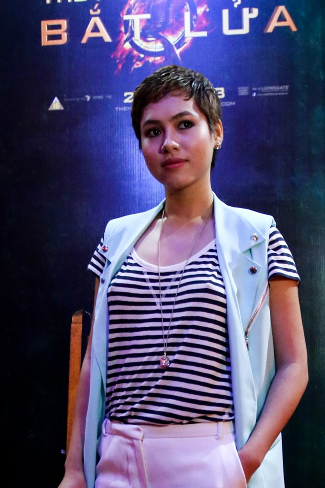 Tối 25/11, bộ phim điện ảnh The Hunger Games: Catching Fire (Bắt lửa) ra mắt tại Việt Nam. Như thường lệ, rất nhiều gương mặt của showbiz Việt đã đến tham gia buổi công chiếu để trở thành khán giả đầu tiên được thưởng thức 