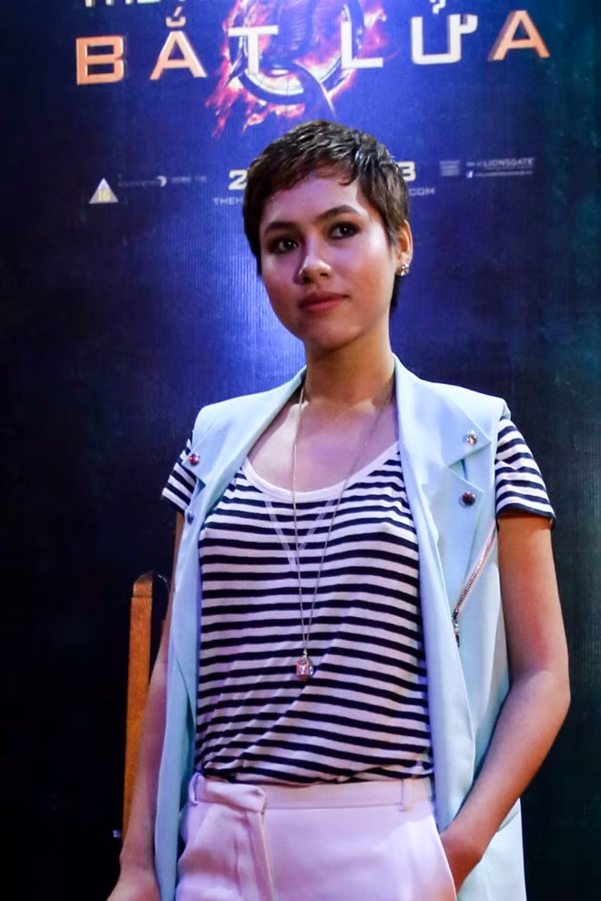 Tối 25/11, bộ phim điện ảnh The Hunger Games: Catching Fire (Bắt lửa) ra mắt tại Việt Nam. Như thường lệ, rất nhiều gương mặt của showbiz Việt đã đến tham gia buổi công chiếu để trở thành khán giả đầu tiên được thưởng thức 