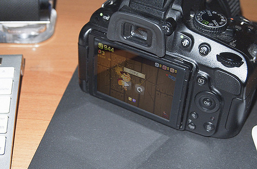 Người ta thắc mắc về cách hơi game “Chém hoa quả” trên máy ảnh không màn hình cảm ứng