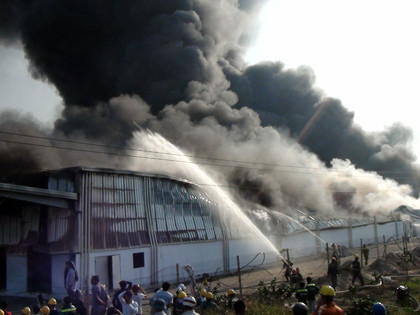 Gần như toàn bộ khu nhà xưởng lợp mái tôn rộng hàng nghìn mét vuông đã đổ sập