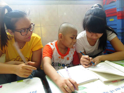 Một bệnh nhi đang được các TNV dạy học bài. Một bệnh nhi đang được các TNV dạy học bài