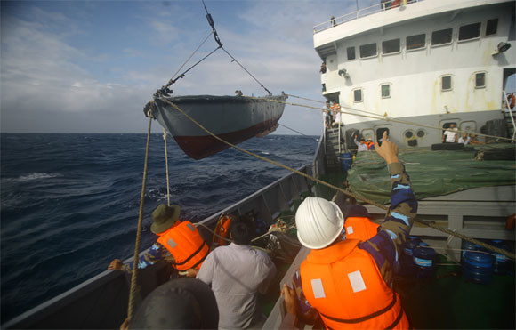 Hạ xuồng, chuẩn bị chuyển quà tết, nhu yếu phẩm